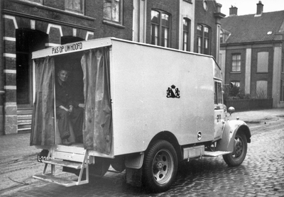 86383 Afbeelding van de noodbus nr. 20 (Austin Bellewagen , serie 16-21) van het G.E.B.R.U. op het Sterrenbos te Utrecht.